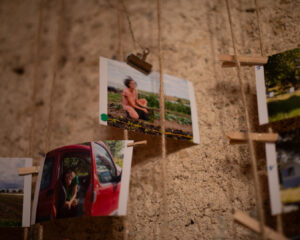 Mur de l’atelier d’Un peu de Piment recouvert de photographies, affiches et notes, photographié en plan serré.