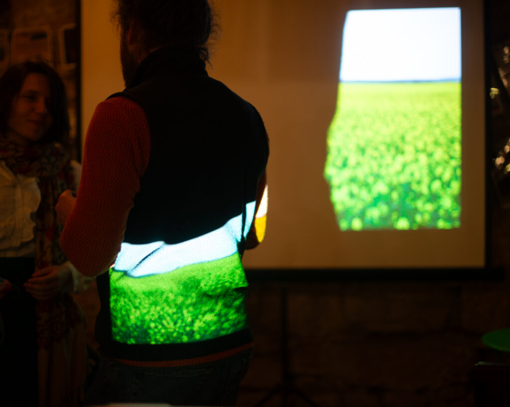vidéoprojection du projet aux habitant.evidéoprojection du projet aux habitant.e.s, Novembre 2024 Au pied de mon arbre