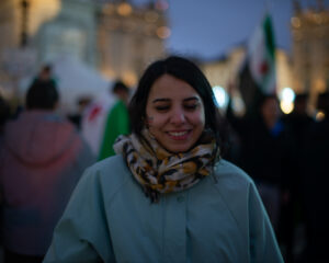 Yara, les yeux fermés, place Stanislas à Nancy, lors des célébrations de la chute de Bachar el-Assad et de la libération de la Syrie.