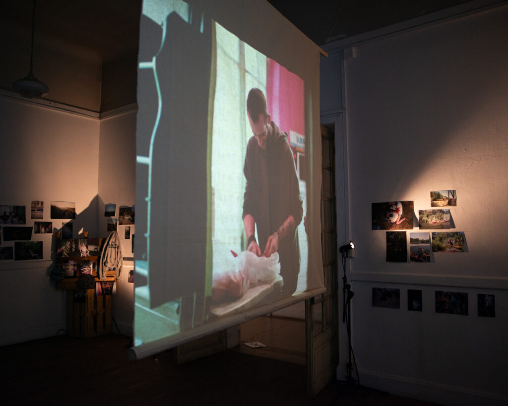 Vue de l'exposition ZONE 54 : I Love You Fuck Off, Festival Barlos, 2024