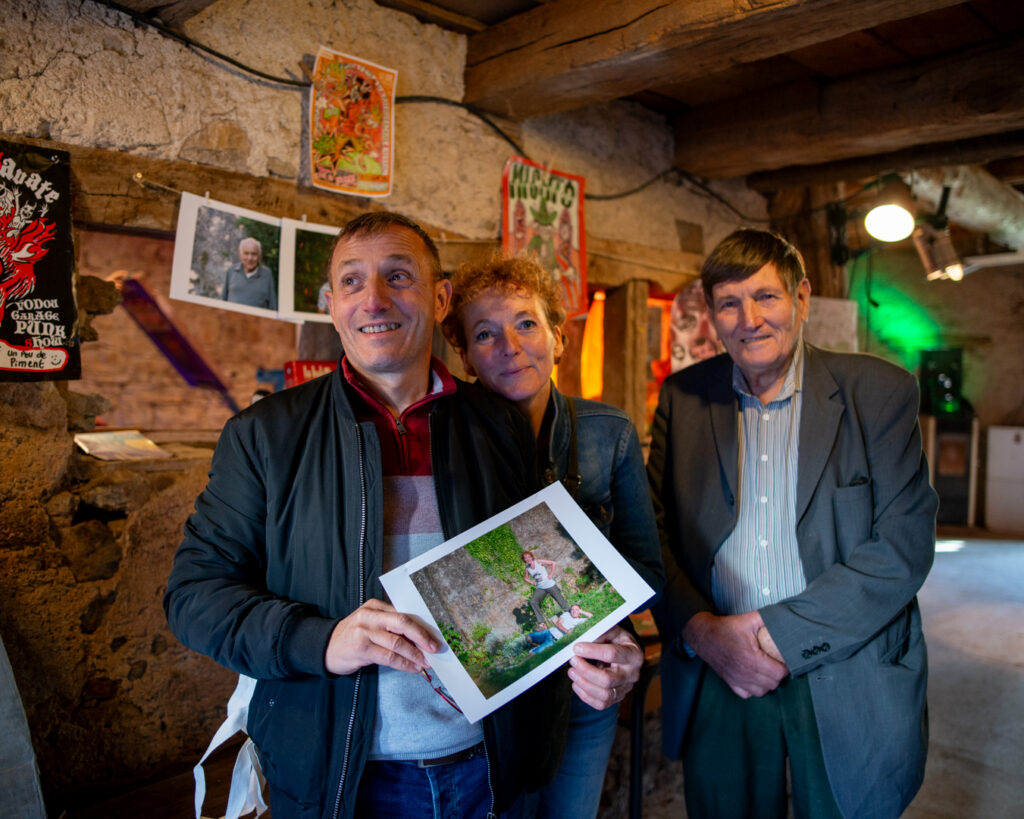 Habitant·es venant récupérer leurs portraits lors des 10 ans d'Un peu de Piment.