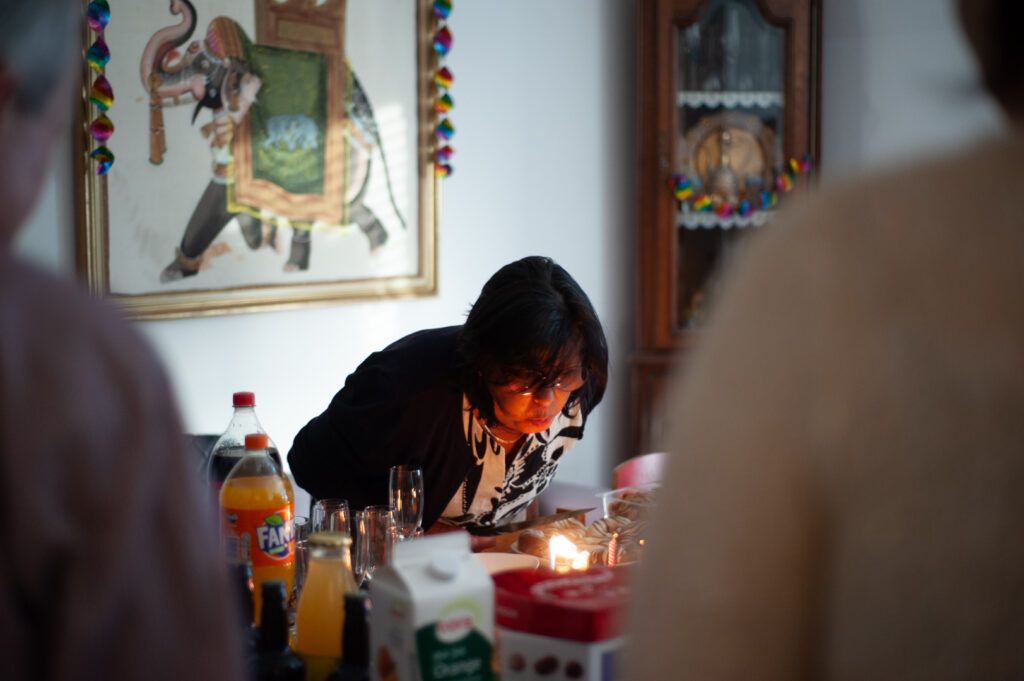 Latifah souffle les bougies de son gâteau d’anniversaire lors d’une fête surprise organisée pour elle.