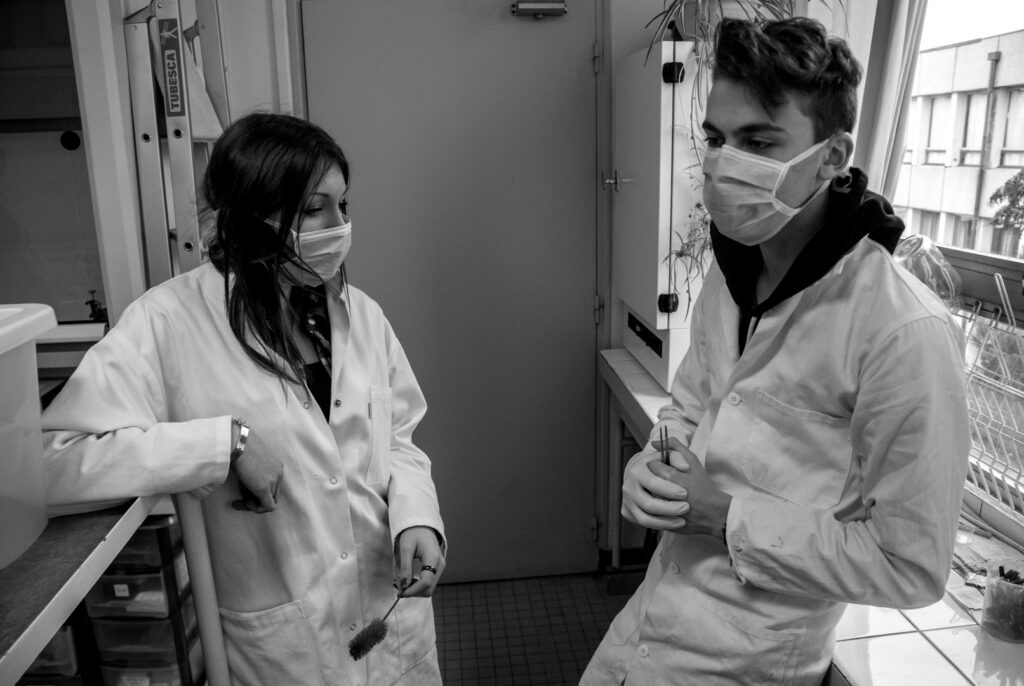 deux scientifiques discutent