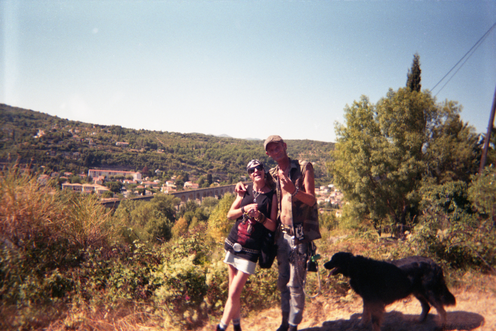 Emy et Fils prennent la pose pour faire une photographie durant leur vacances