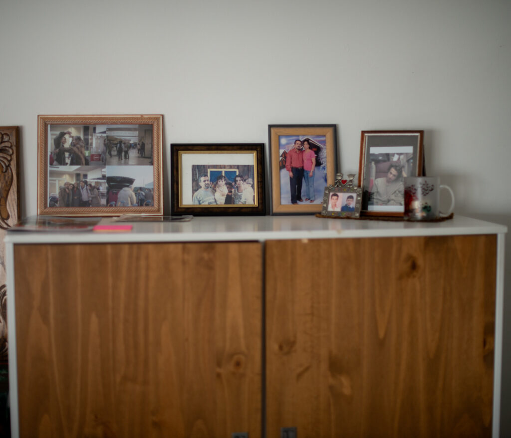 Meuble recouvert de photographies, souvenirs de famille et images du projet documentaire