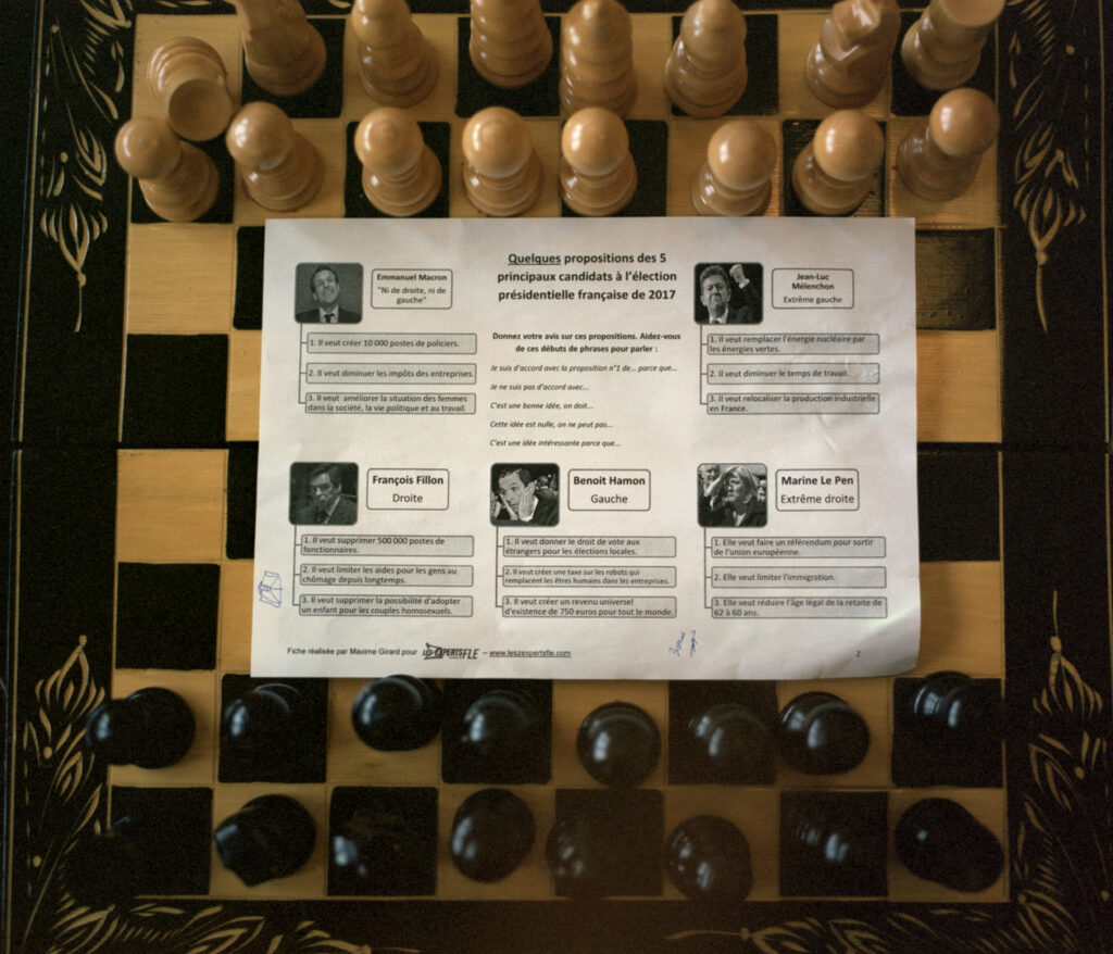 Jeu d’échecs accompagné d’une feuille présentant les différents candidat·es à l’élection présidentielle française de 2017.
