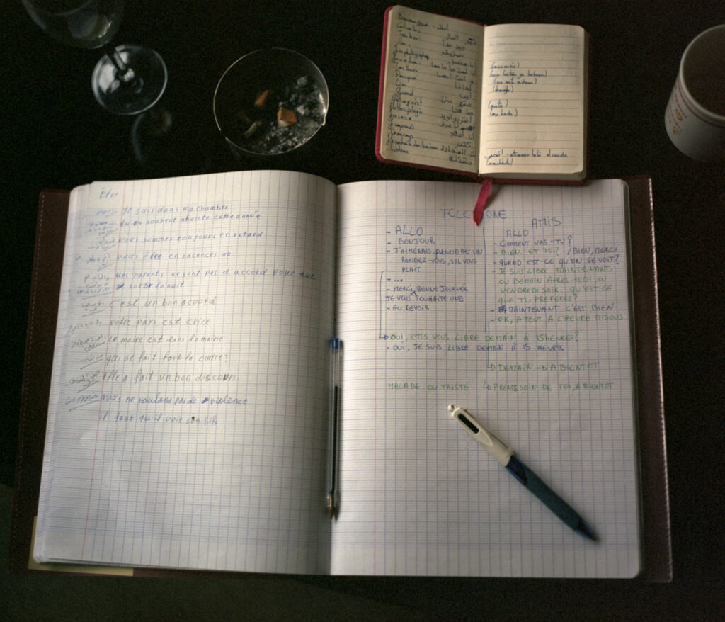 Cahier d’apprentissage du français avec des phrases simples traduites, notamment pour aller chez le médecin