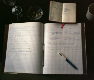 Cahier d’apprentissage du français avec des phrases simples traduites, notamment pour aller chez le médecin