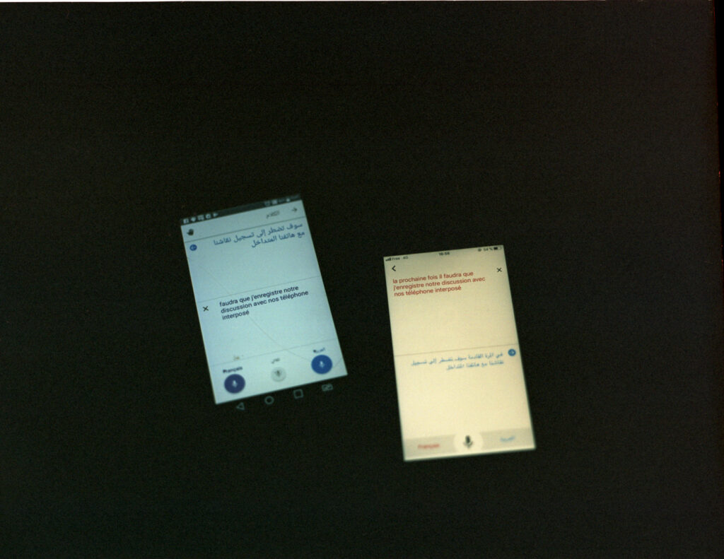 Deux téléphones utilisant une application de traduction, affichant une phrase en arabe et en français