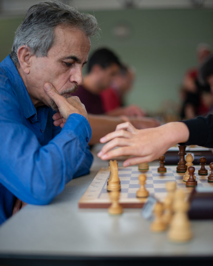 Essam participe à un concours d’échecs
