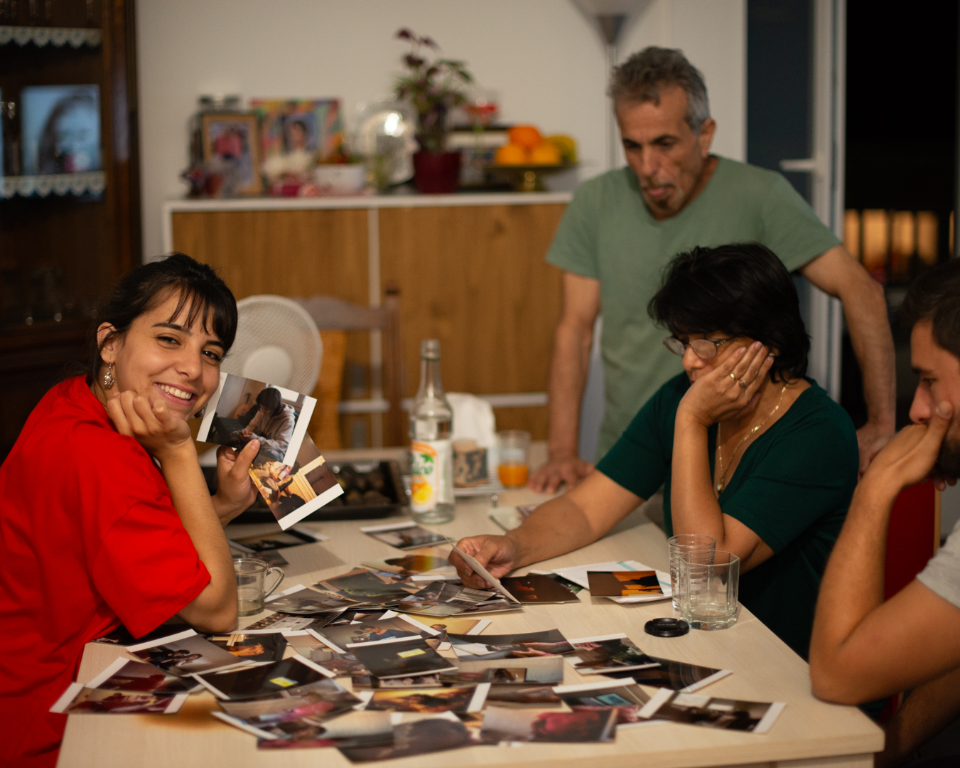 Tri des photographie avec la famille pour l'exposition Ahllanwasahllan / بياڤنو,