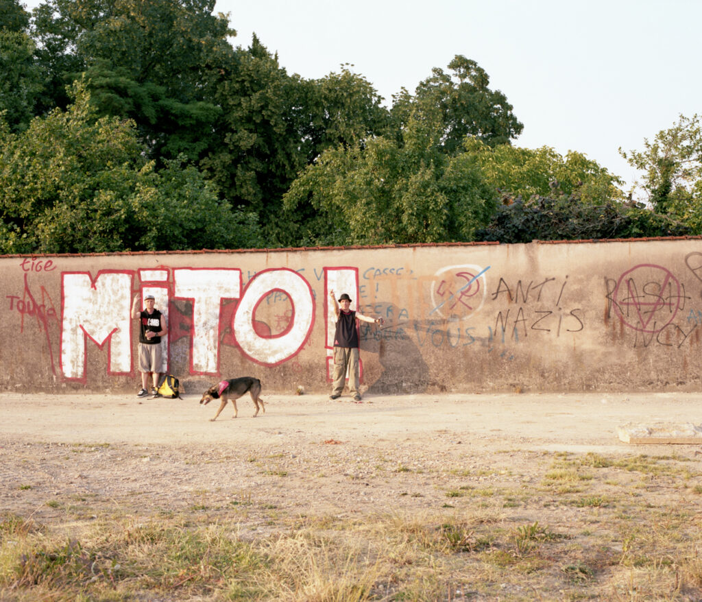 Mur d'un terrain vague sur lequel est tagué "Mito", "Antinazi" et "Rash"