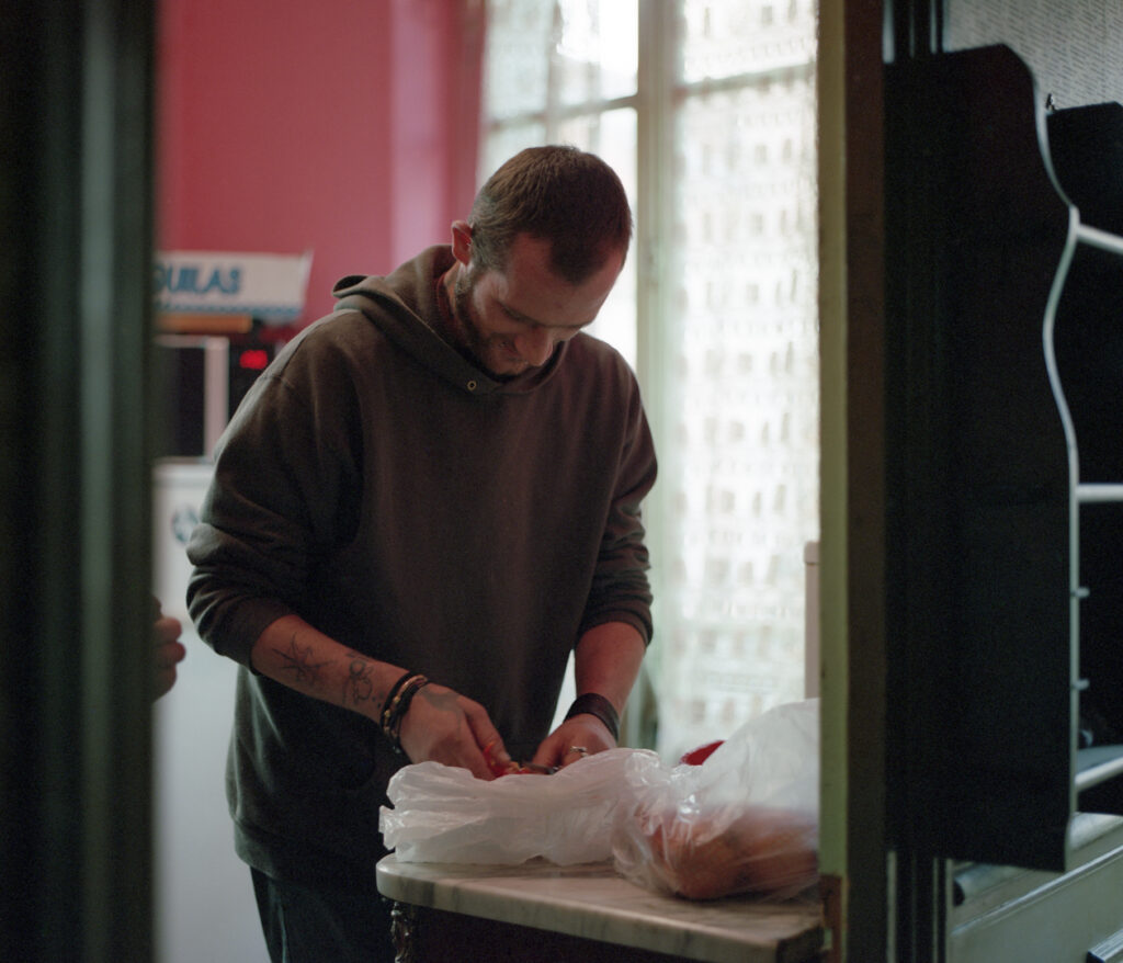 Fils cuisine dans un squat