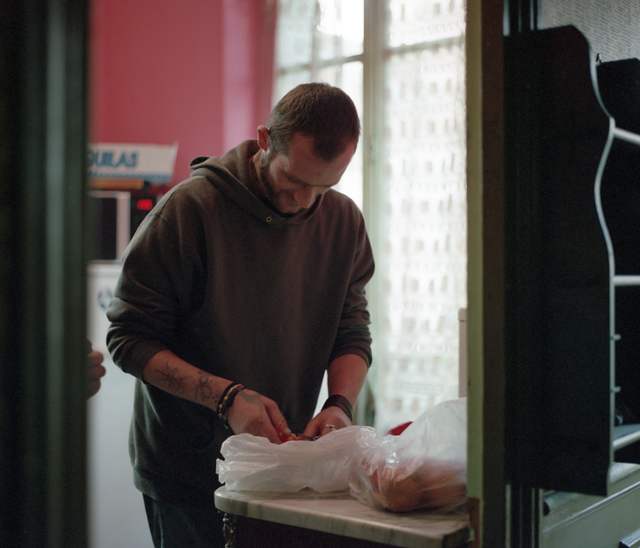 Fils cuisine dans un squat