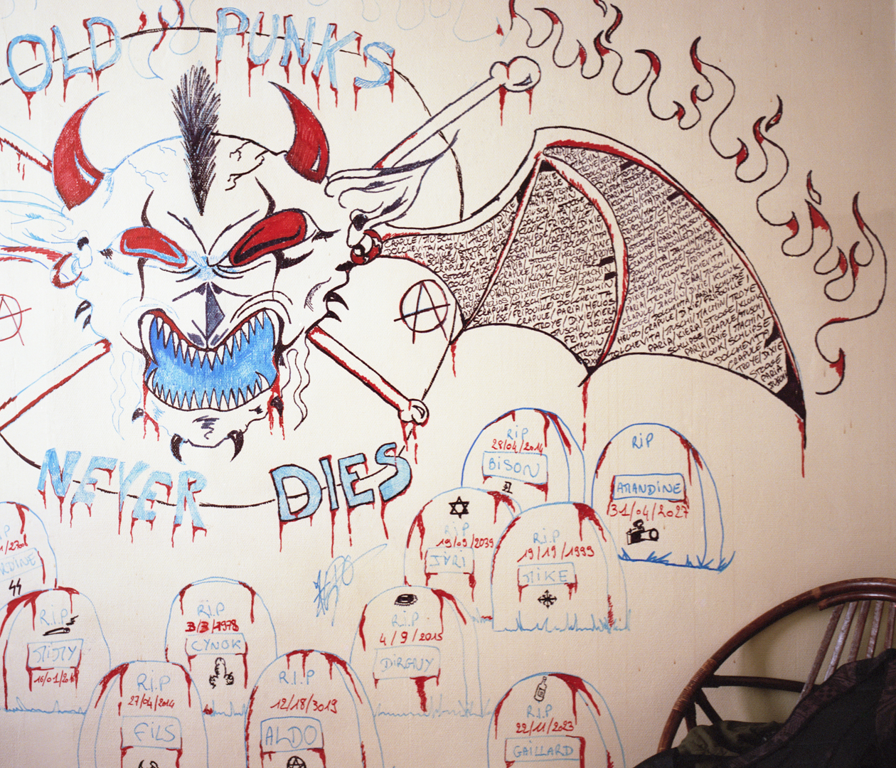 Tag sur un mur dans un squat sur lequel il est écrit "Old punks never dies"