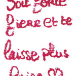 graffiti au rouge à lèvre couleur framboise, il est inscrit : Soit forte, fière et ne te laisse plus faire