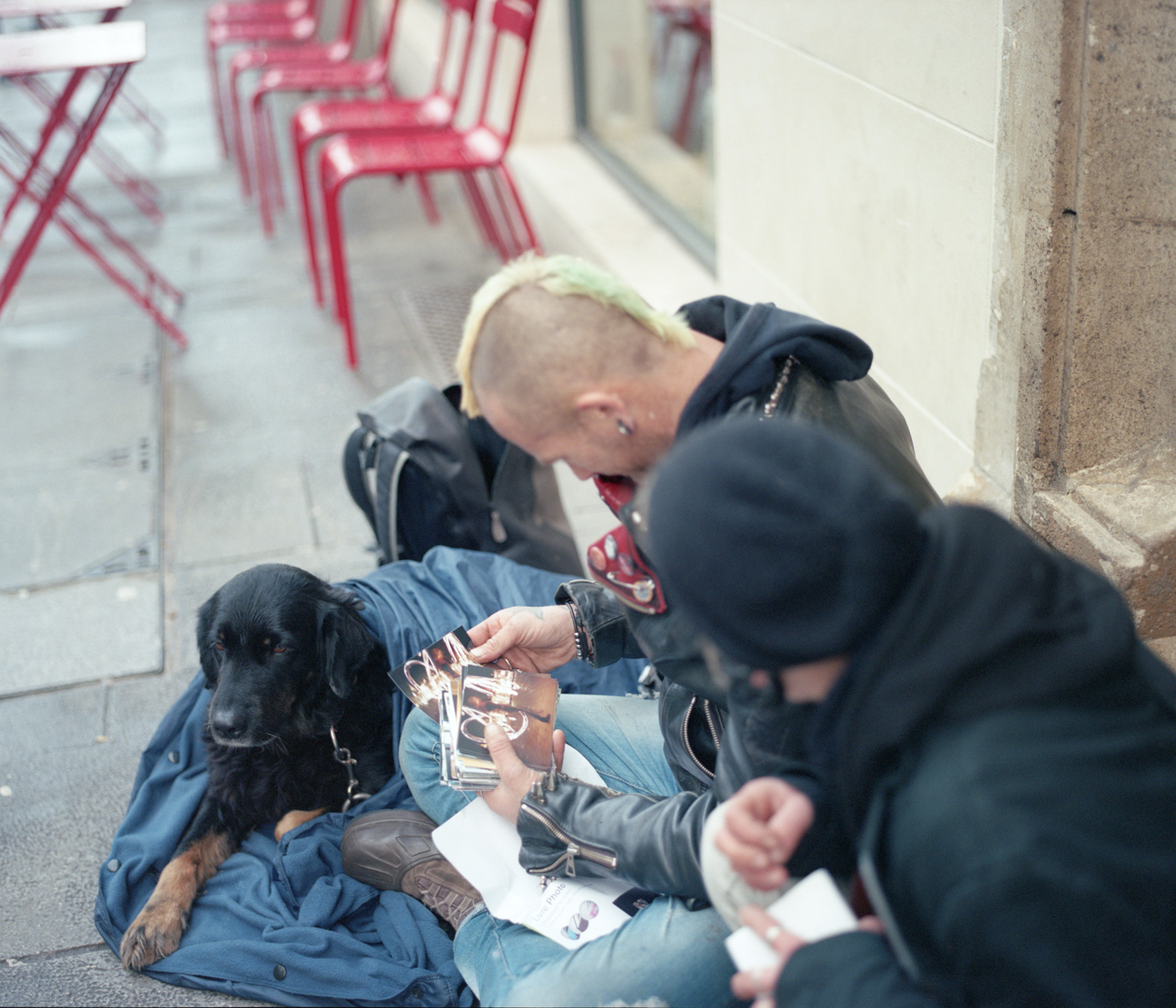 Fils et Emy regardent dans la rue les photographies que je leur ai amené