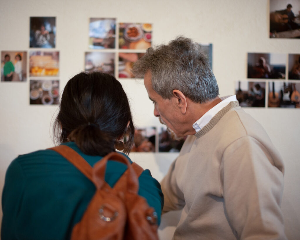 Vue de l'exposition Ahllanwasahllan / بياڤنو, pour le Cri des Lumières, 2018. Yara et Essam discutent autour des photos.