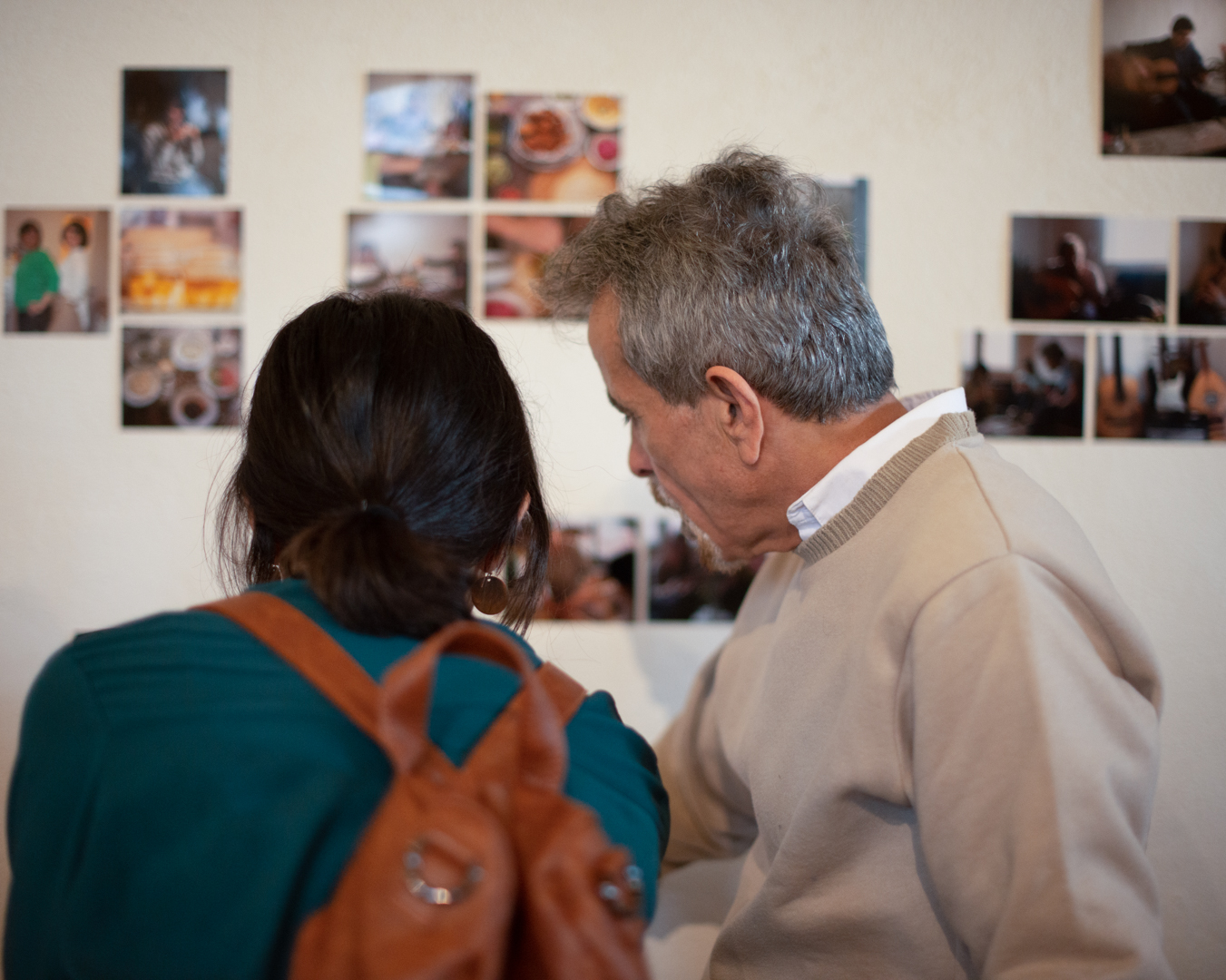 Vue de l'exposition Ahllanwasahllan / بياڤنو, pour le Cri des Lumières, 2018. Yara et Essam discutent autour des photos.
