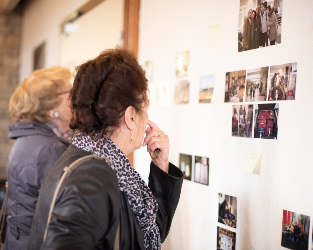 Vue de l'exposition Ahllanwasahllan / بياڤنو, pour le Cri des Lumières, 2018. Deux visiteuses regardent les images
