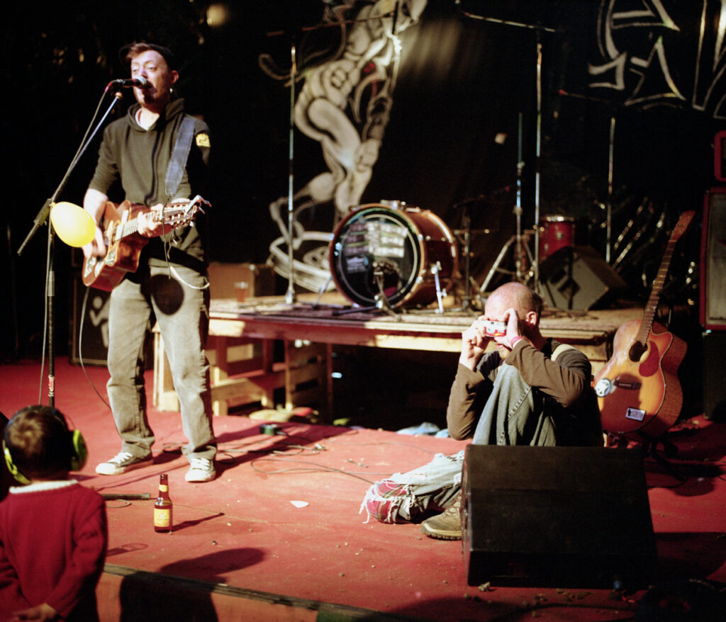 Yann prend une photographie avec un appareil photo jetable lors d'un concert