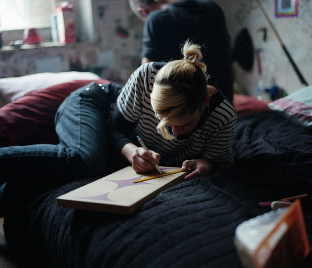 Emy dessine dans la chambre du squat