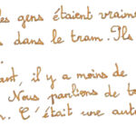 graffiti au marqueur doré, écriture soignée, il est inscrit : Avant les gens étaient vraiment sympathiques dans le tram. Ils parlaient, échangeaient. Maintenant, il y a moins de conversations, c'est vrai. Nous parlions de tout et de rien, du quotidien. C'était une autre époque