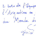 graffiti au style bleu, il est inscrit : On a célébré 2 buts de l'équipe de France contre l'Argentine en plein coupe du monde dans le tram. C'était génial et irréel.