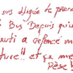 graffiti au rouge à lèvre, il est inscrit : Je suis obligée de prendre le bus depuis qu'un abruti a défoncé ma voiture !! et ça me pèse !!