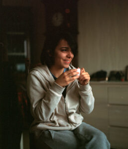 Yara en train de prendre son petit-déjeuner.