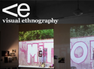 Publication de l'article "L’exposition comme espace de recherche : dispositifs scénographiques et récits partagés autour des marges urbaines en anthropologie visuelle" dans la revue Visual Ethnography